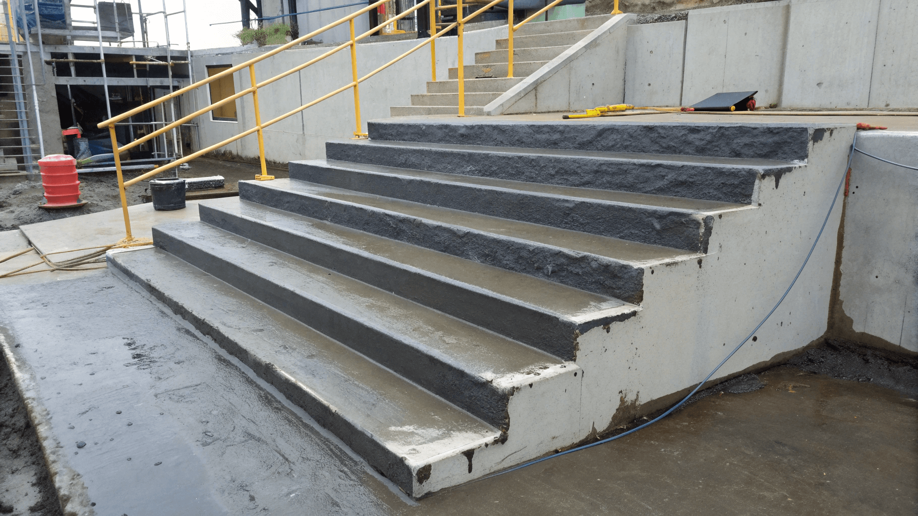 Гидроизоляция бетонных лестниц: защита от влаги и износа в местах с высокой проходимостью